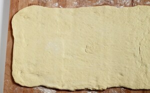 Preparazione Torta di rose salata con speck e scamorza - Fase 3