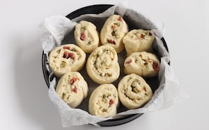 Preparazione Torta di rose salata con speck e scamorza - Fase 5