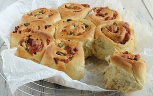 Preparazione Torta di rose salata con speck e scamorza - Fase 6