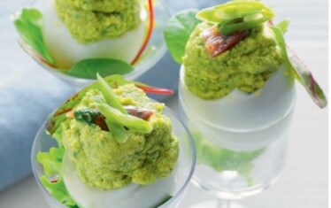Uova ripiene di fagiolini e acciughe al verde
