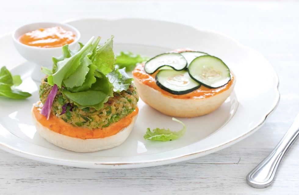 Burger di piselli e ceci con maionese ai pomodori secchi ricetta