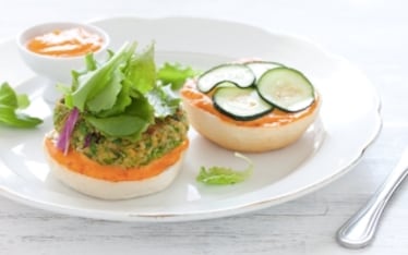 Burger di piselli e ceci con maionese ai pomodori secchi