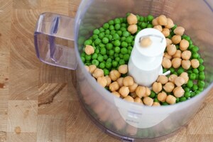 Preparazione Burger di piselli e ceci con maionese ai pomodori secchi - Fase 3