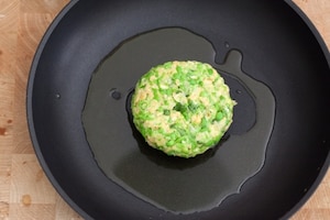 Preparazione Burger di piselli e ceci con maionese ai pomodori secchi - Fase 6