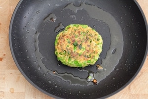 Preparazione Burger di piselli e ceci con maionese ai pomodori secchi - Fase 7