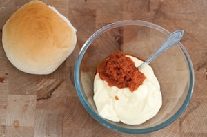 Preparazione Burger di piselli e ceci con maionese ai pomodori secchi - Fase 8