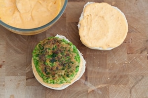 Preparazione Burger di piselli e ceci con maionese ai pomodori secchi - Fase 9