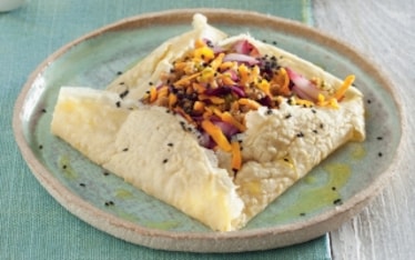 Crespelle di ceci con seitan e radicchio