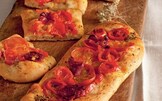 Focaccia all'origano con pomodori 