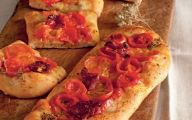 Focaccia all'origano con pomodori 