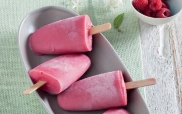 Gelato stecco con latte di mandorle e frutta