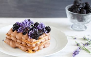 Millefoglie al cioccolato e more