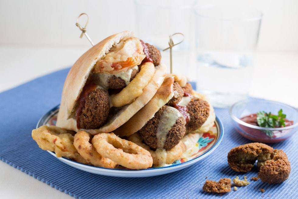 Panino con falafel, anelli di cipolla e pomodori fritti ricetta