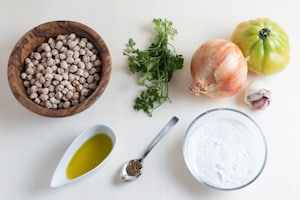 Preparazione Panino con falafel, anelli di cipolla e pomodori fritti - Fase 1
