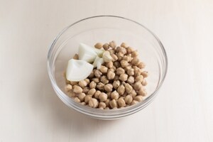 Preparazione Panino con falafel, anelli di cipolla e pomodori fritti - Fase 2