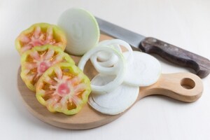 Preparazione Panino con falafel, anelli di cipolla e pomodori fritti - Fase 4