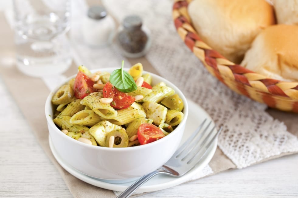 Pasta fredda con pomodorini, pesto e mozzarella ricetta