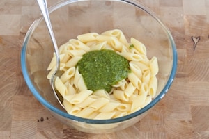 Preparazione Pasta fredda con pomodorini, pesto e mozzarella - Fase 3
