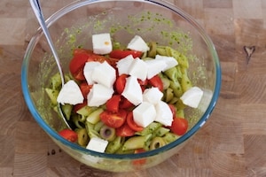 Preparazione Pasta fredda con pomodorini, pesto e mozzarella - Fase 4