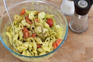 Preparazione Pasta fredda con pomodorini, pesto e mozzarella - Fase 4