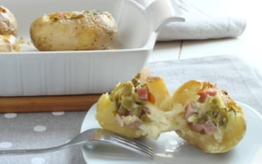 Patate ripiene di prosciutto, formaggio e fagiolini