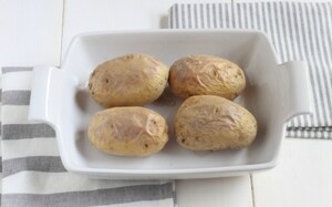 Preparazione Patate ripiene di prosciutto, formaggio e fagiolini - Fase 1