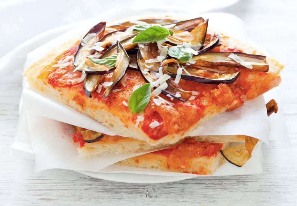 Pizza con parmigiana di melanzane ricetta