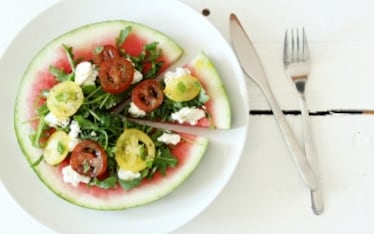 Pizza di anguria con rucola caprino e pomodoro