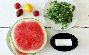 Preparazione Pizza di anguria con rucola caprino e pomodoro - Fase 1