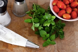 Preparazione Pomodori ripieni di ricotta e erbe aromatiche - Fase 2