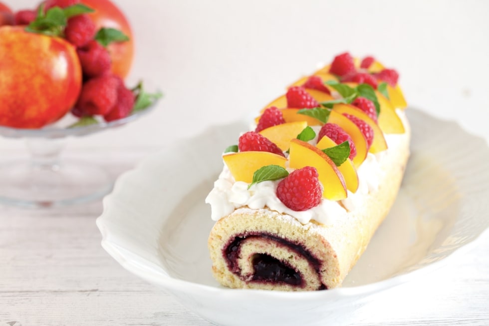 Rotolo alla marmellata con pesche e lamponi ricetta