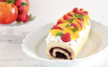 Rotolo alla marmellata con pesche e lamponi