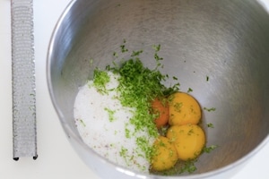 Preparazione Rotolo alla marmellata con pesche e lamponi - Fase 1