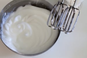 Preparazione Rotolo alla marmellata con pesche e lamponi - Fase 2