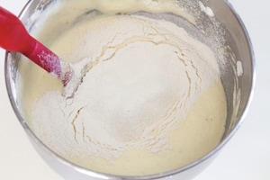 Preparazione Rotolo alla marmellata con pesche e lamponi - Fase 3