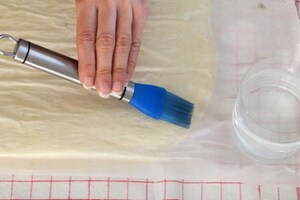 Preparazione Rotolo alla marmellata con pesche e lamponi - Fase 4