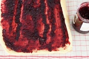 Preparazione Rotolo alla marmellata con pesche e lamponi - Fase 7