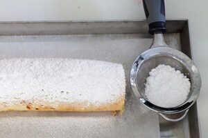 Preparazione Rotolo alla marmellata con pesche e lamponi - Fase 8