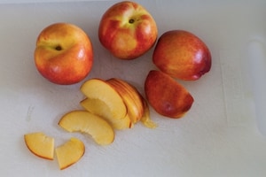 Preparazione Rotolo alla marmellata con pesche e lamponi - Fase 9