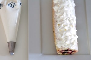 Preparazione Rotolo alla marmellata con pesche e lamponi - Fase 9