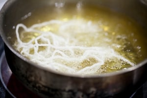 Preparazione Sashimi di ricciola, gelatina di sangria, melone, anguria, spaghetti soffiati - Fase 3