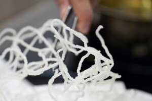 Preparazione Sashimi di ricciola, gelatina di sangria, melone, anguria, spaghetti soffiati - Fase 3