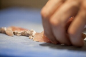 Preparazione Sashimi di ricciola, gelatina di sangria, melone, anguria, spaghetti soffiati - Fase 3