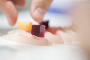 Preparazione Sashimi di ricciola, gelatina di sangria, melone, anguria, spaghetti soffiati - Fase 4