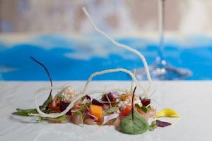 Preparazione Sashimi di ricciola, gelatina di sangria, melone, anguria, spaghetti soffiati - Fase 4