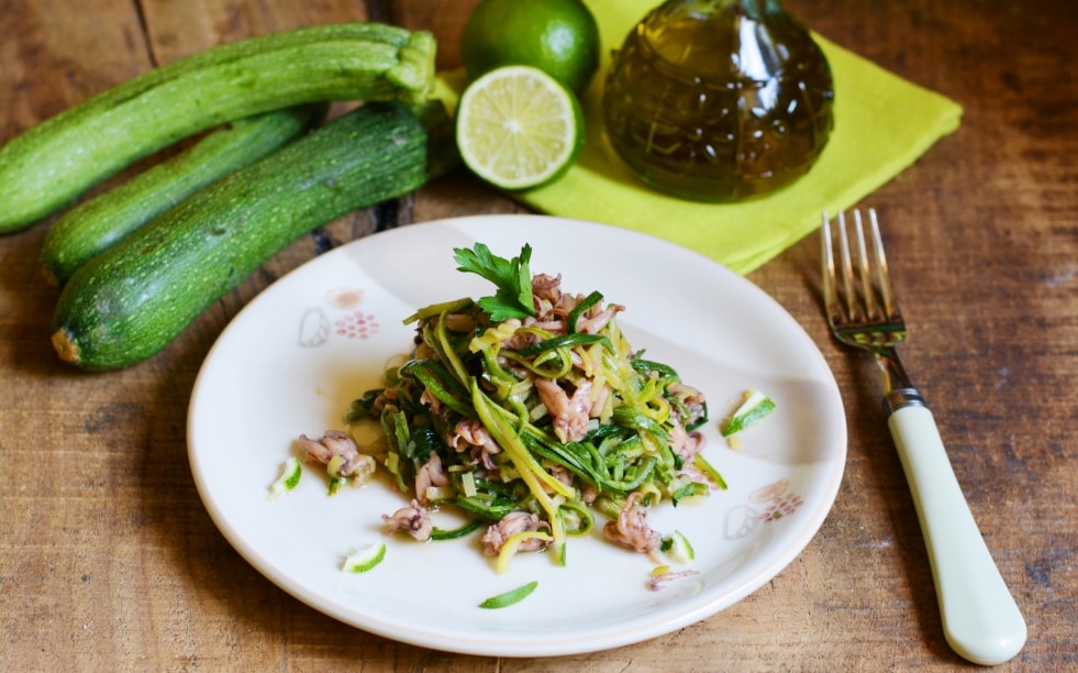 Spaghetti di zucchine con polipetti e lime ricetta