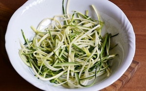 Preparazione Spaghetti di zucchine con polipetti e lime - Fase 1