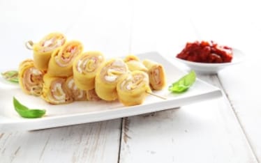 Spiedini di crepes e salsa ai peperoni