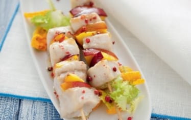 Spiedini di pescatrice e pesche al pepe rosa