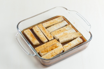 Preparazione Stick di tofu al sesamo - Fase 2 Preparazione Stick di tofu al sesamo - Fase 2